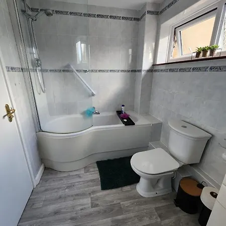 Triple Room In Crawley,Gatwick,West Sussex Ifield Exterior photo