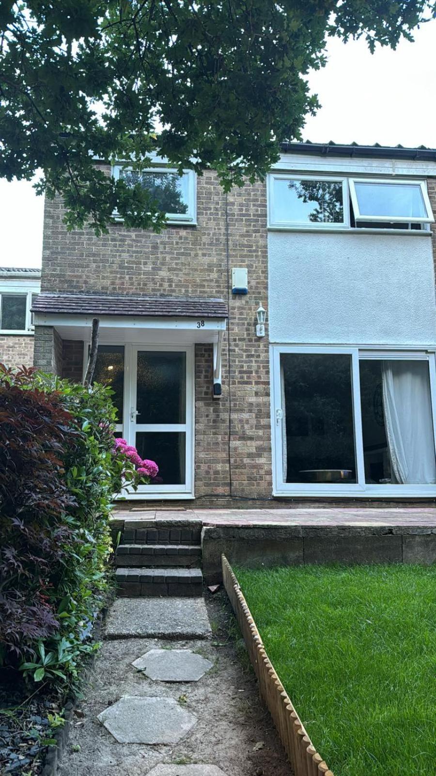 Triple In Crawley,gatwick,west Sussex Homestay Ifield