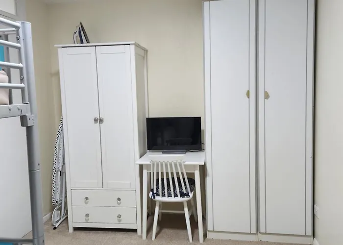 Triple Room In Crawley,Gatwick,West Sussex