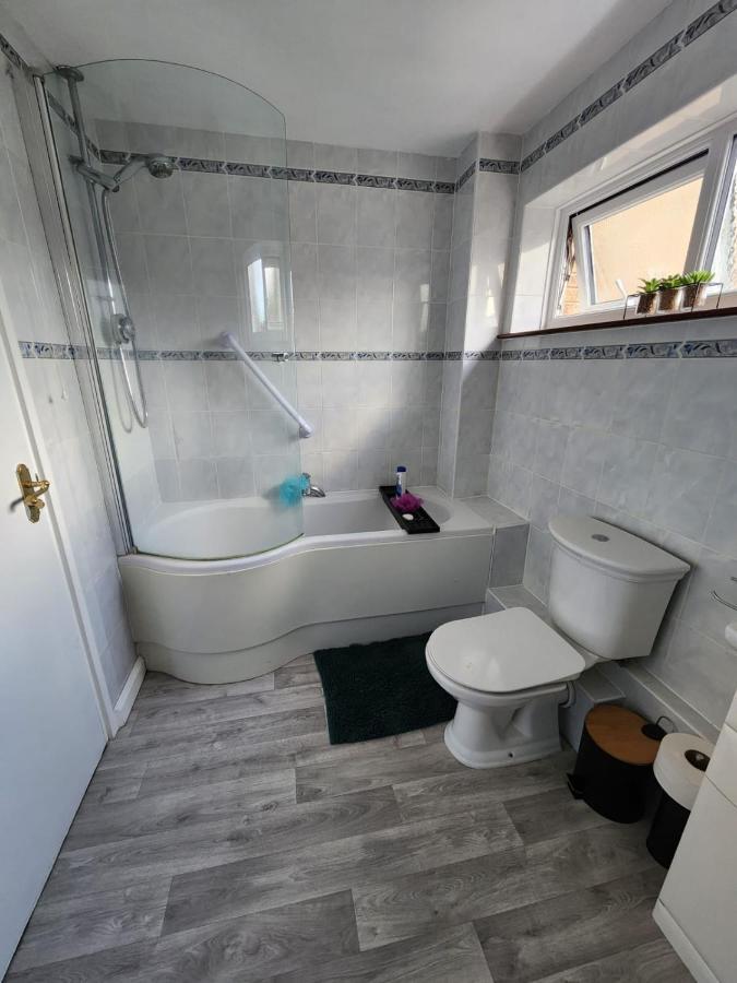 Triple In Crawley,gatwick,west Sussex Homestay *