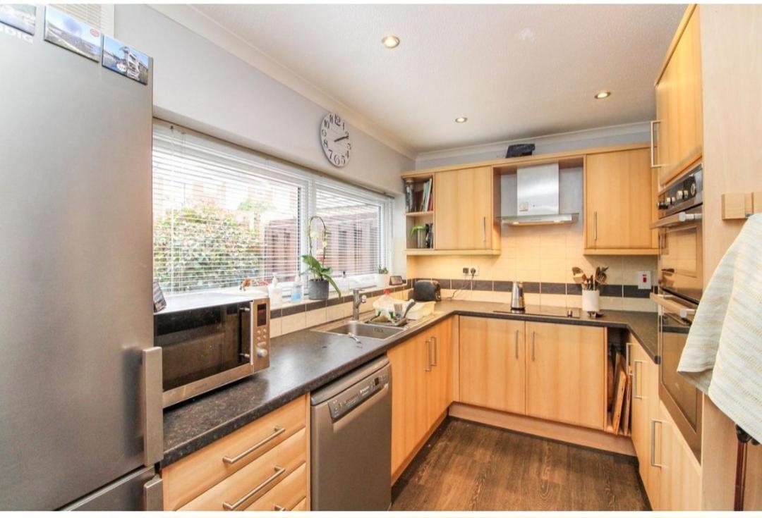 Triple In Crawley,gatwick,west Sussex Homestay *